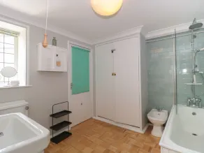 Sundial House - Bathroom