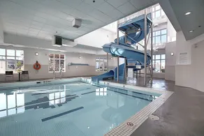 Holiday Inn Express Airport Calgary by IHG - Piscina
