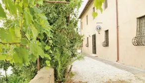 - Il Casale Toscano Guesthouse - 1900 mt from Pisa Tower - FAN IN THE ROOM - NO FRIDGE & NO BREAKFAST - Free parking - CHECK-IN FROM 3 PM - - Boendets ingång