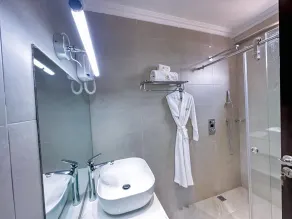 Zuri Place Hotel Limited - Badrum