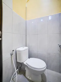 RedDoorz at Shine Guest House Tebing Tinggi - Salle de bain