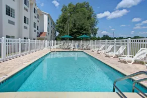 Microtel Inn & Suites by Wyndham Brooksville - Piscine