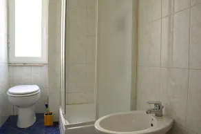 GEMELLI HOLIDAYS - Monte Mario Station connecting to center in 20 minutes, 2 easy lofts, groundfloor with courtyard, mezzanine bedroom, baby & pet friendly, 2 steps from groceries, restaurants, park, bus, cycle path - Warm guest care in 4 languages - Badeværelse
