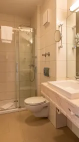 guestified GRAND AIRPORT Hotel Düsseldorf Ratingen - Casa de banho