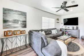 Riverfront Royal Home w/ Hot Tub & Fire Pits! - Innvendig