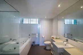 Coolum Seaside Apartments - Bathroom