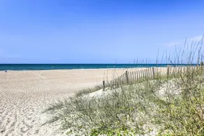 Atlantic Beach Studio w/ Community Pool! - Interni
