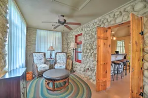 Enchanting Hilltop Cottage in Medicine Park! - Interiör