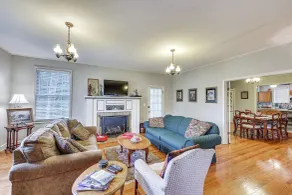 Delightful Retreat w/ Fireplace + Large Yard! - Innenbereich