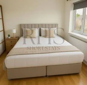 4-bed Home in Maidenhead - Room