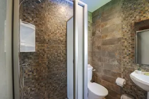 Summer Breeze 3 Bedroom Family Maisonette with sunny terrace in Mellieha - by Getawaysmalta - Badrum