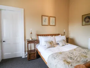 Woodside House - Room