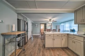 Boat & Ski: Home on Edinboro Lake w/ Grill! - Innvendig