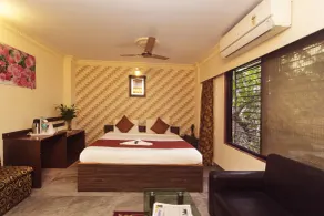 Jagjeet Balaji Inn - Room