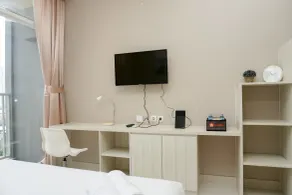Comfy Studio Ciputra International Apartment By Travelio - Habitación