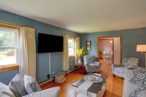Fall Fun in the Berkshires: Yard, Patio, Playset - Innenbereich
