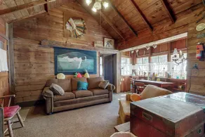 3BR Lakefront Cottage w/ Antique Finishes & Pier - Interior