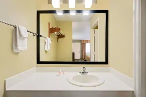 Super 8 by Wyndham Hermitage Nashville - Baño