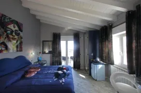BELLAVISTA EXCLUSIVE B&B in zona centrale con piscina riscaldata-Jacuzzi vista lago LA COLAZIONE viene servita in una pasticceria esclusiva in centro-vicina alla struttura-animali di piccola taglia ammessi su richiesta - Room