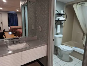Executive Inn Coopersburg - Bathroom