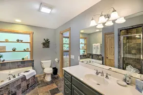Luxe Franklin Home Features Indoor/outdoor Comfort - Badezimmer