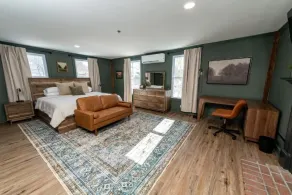 Forest Room: The Inn at Fireside Tavern Sherborn - Rom