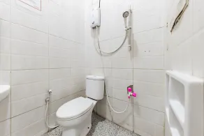 RedDoorz near Kejaksan Station Cirebon - Badezimmer