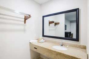 Scottish Inn & Suites - Badezimmer