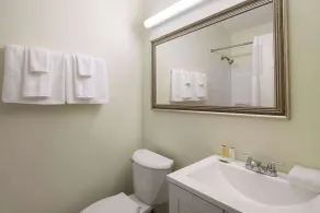 Super 8 by Wyndham Youngstown Girard - Salle de bain