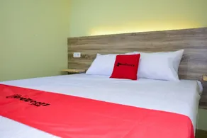 RedDoorz near Mangga Dua Square - Room