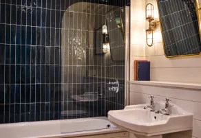 The Mitre, Hampton Court - Bathroom