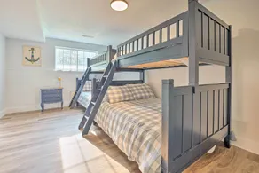 Breezy Coloma Getaway w/ Grill - 1 Mi to Beaches! - Værelse