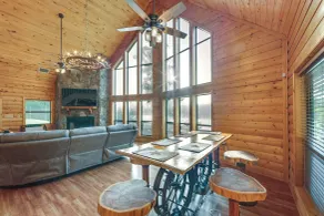 Lakefront Gladewater Retreat w/ Dock + Hot Tub! - Innenbereich