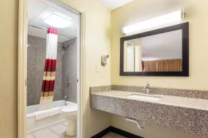 Red Roof Inn Cincinnati Airport–Florence/ Erlanger - Baño