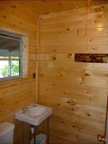 The Elms Waterfront Cottages - Bathroom