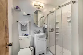Arden Place - Spacious Retreat with Pool - Bathroom