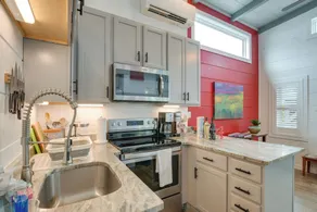 Flat Rock Tiny Home: BBQ-Ready Patio & Pool Access - Innvendig