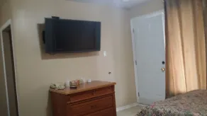 American Plaza Motel - Room