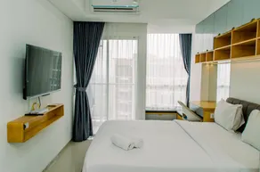 Nice and Elegant Studio near Campus at Pacific Garden Alam Sutera Apartment By Travelio - Værelse