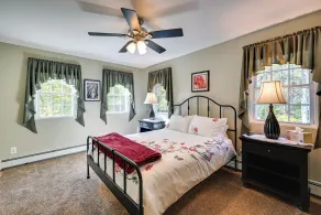 Quiet Killingworth Rental w/ Deck & Grill! - Innvendig