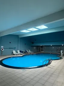 Howard Johnson by Wyndham Mystic - Piscine