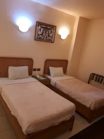 New Pola Hotel - Zimmer