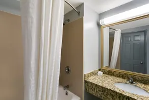 HomeTowne Studios by Red Roof Denver, PA - Baño