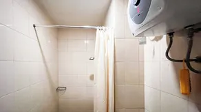 Nice and Cozy Studio at Vida View Makassar Apartment By Travelio - Salle de bain