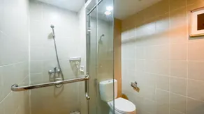 1BR Queen Bed at Marina Ancol Apartment near Dufan By Travelio - Bathroom
