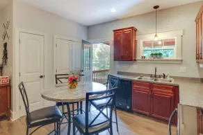 Airy Apartment With Deck - Walk to Main Street! - Innenbereich