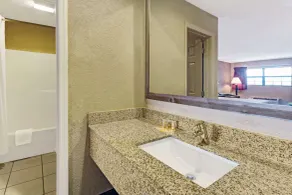 Days Inn by Wyndham Cherokee Near Casino - Salle de bain