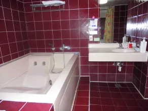 Modern Plaza Hotel - Bathroom