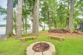 Boat Dock, BBQ & Fireside Fun: Clam Lake Cabin - Innvendig