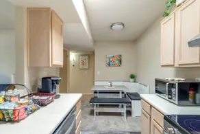 Hike, Swim & Shop: Tucson Condo w/ Balcony - Innenbereich